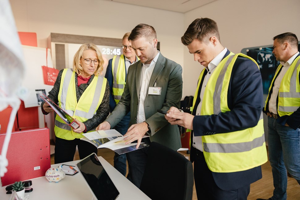 Teilnehmende an dem KI Escape-Room bei der Fachtagung "Digitale Transformation gemeinsam sicher gestalten" am 4. November 2024 in Düsseldorf