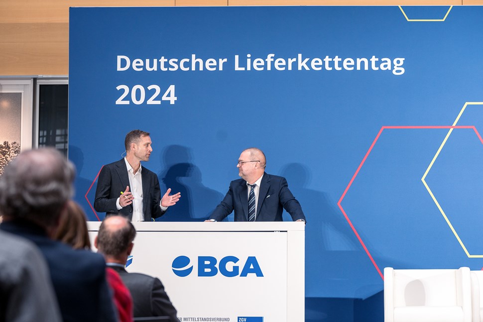 T.Geier (l) und Dr. C.Stender (r) im Dialog beim Deutschen Lieferkettentag 2024 in Berlin