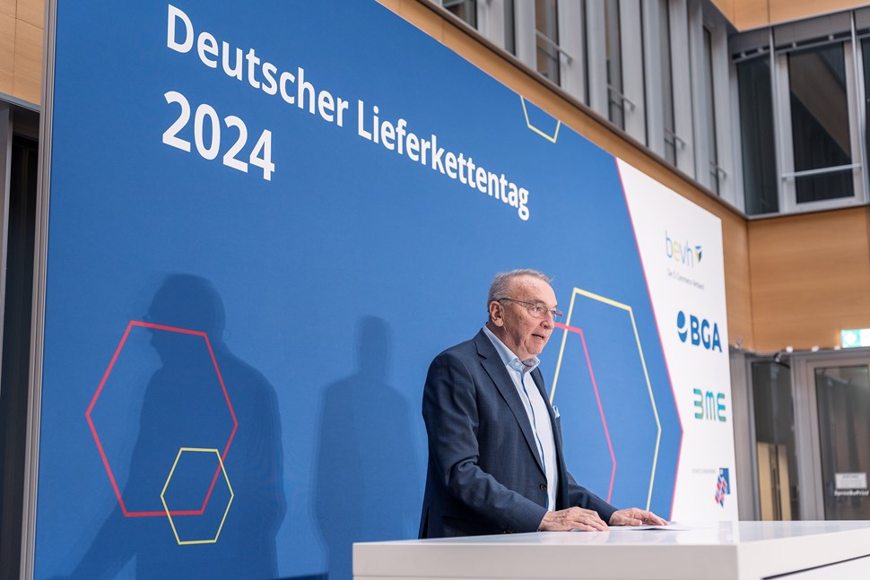 E.Schwarzer mit seinem Impuls auf dem Deutschen Lieferkettentag 2024 in Berlin