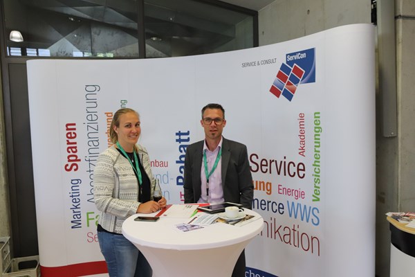 (v.l.n.r.) Julia Simonis, Referentin Vertrieb & Marketing, und Michael Zangerle, Referent Marketing & Vertrieb, ServiCon Service & Consult eG